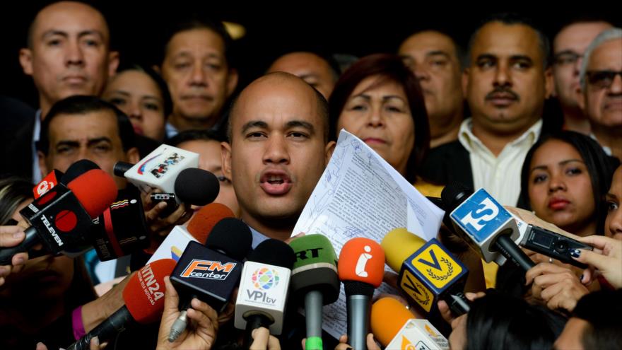 El líder del PSUV, Héctor Rodríguez, habla ante la prensa en Caracas, 10 de enero de 2017.