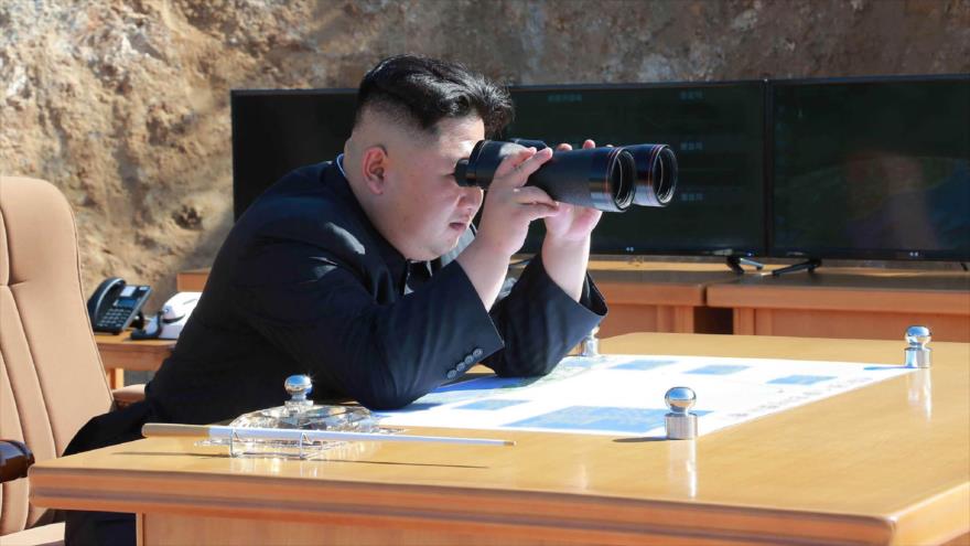 El líder norcoreano, Kim Jong-un, observa la prueba de misil balístico Hwasong-14, 4 de julio de 2017.