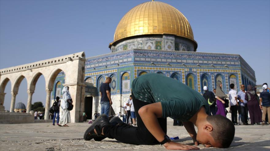 Un joven palestino de la Franja de Gaza reza fuera de la Mezquita Al-Aqsa, Al-Quds (Jerusalén), 20 de agosto de 2017.
