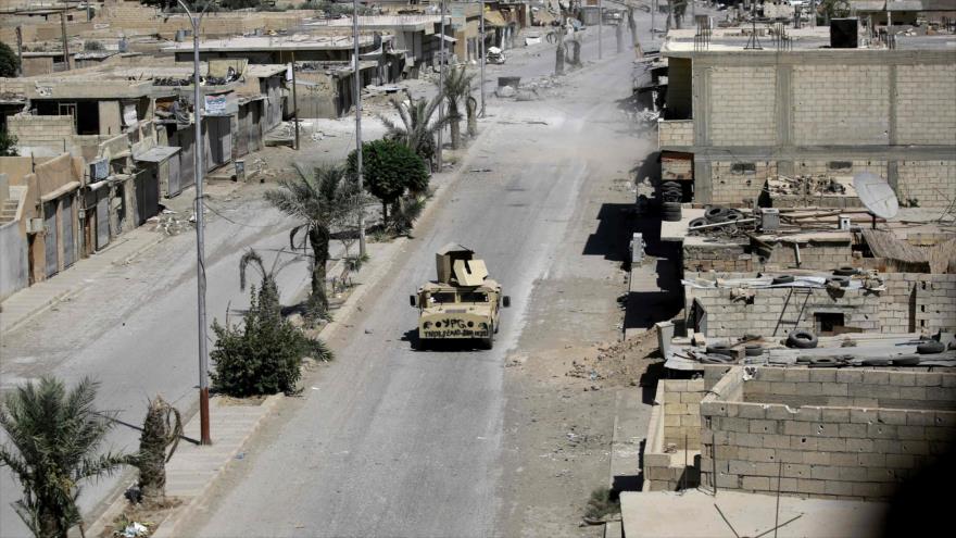 Un vehículo blindado de las llamadas Fuerzas Democráticas Sirias (FDS), apoyadas por EE.UU., en la ciudad siria de Al-Raqa.