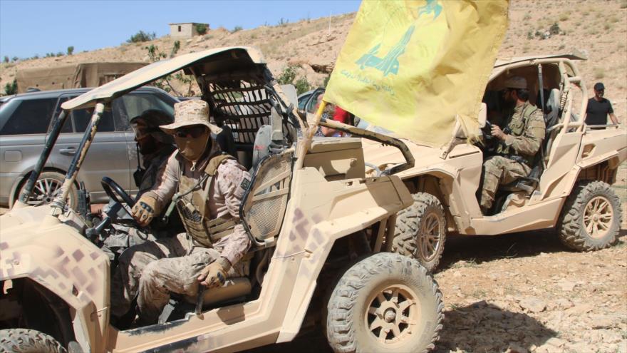 Unidades del Movimiento de Resistencia Islámica de El Líbano (Hezbolá) patrullan los altos de Arsal, limítrofe con Siria.