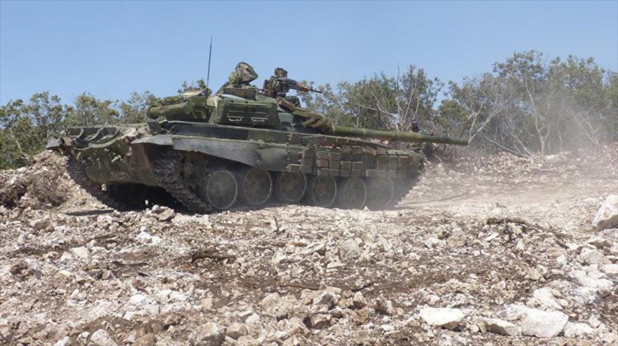 Tanque del Ejército sirio desplegado en una localidad en la provincia central de Hama.