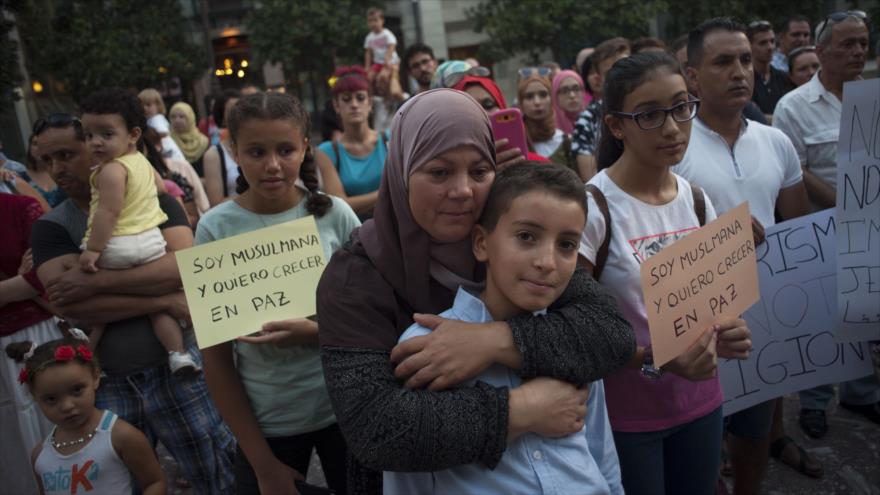 Musulmanes en España protestan contra el terrorismo tras ataques