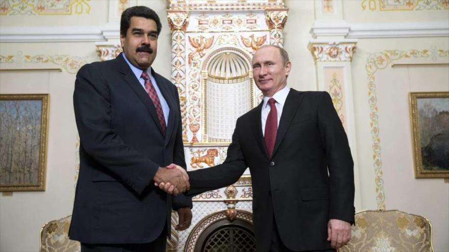 El presidente de Venezuela, Nicolás Maduro (izda.) y su par ruso, Vladimir Putin, durante una reunión en Moscú, capital rusa, 15 de enero de 2015.