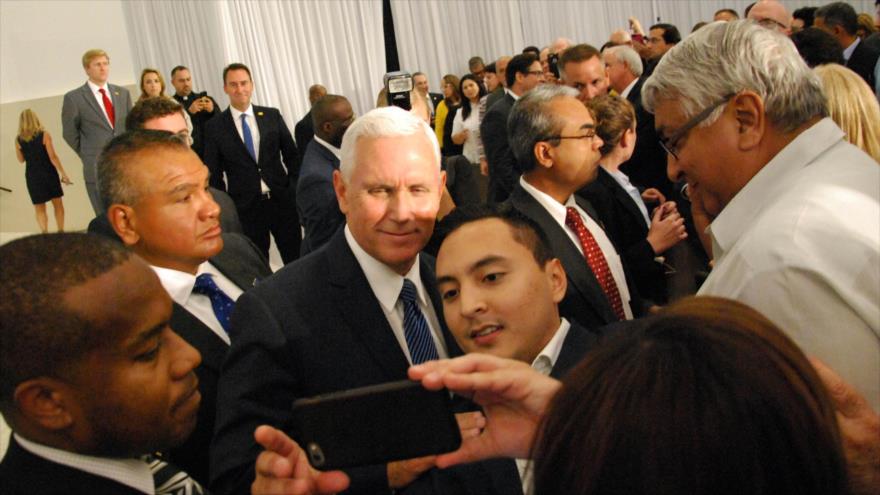 El vicepresidente de EE.UU., Mike Pence, (centro) en una reunión con exiliados e inmigrantes venezolanos, en Doral, Florida, 23 de agosto de 2017. 