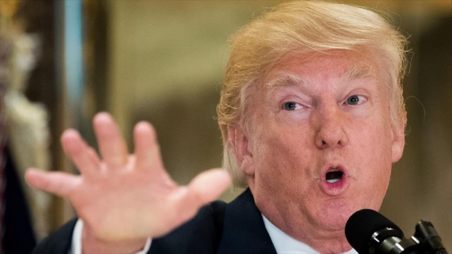El presidente de EE.UU., Donald Trump, hace declaraciones desde un edificio de su propiedad en Nueva York, 15 de agosto de 2017.