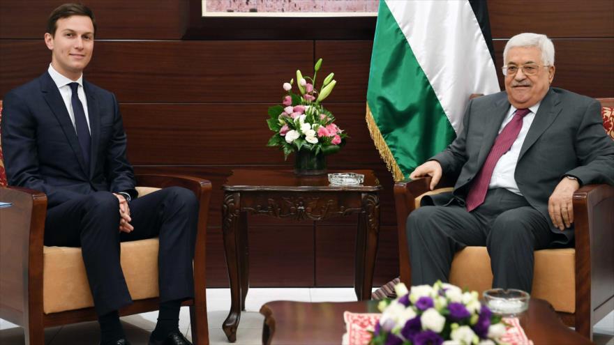 El presidente palestino Mahmud Abás (dcha.) y el asesor de la Casa Blanca Jared Kushner se reúnen en Ramalá, Palestina, 21 de junio de 2017.