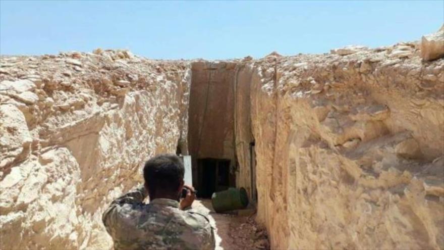 Un militar sirio saca fotos de la entrada de un túnel del grupo EIIL (Daesh, en árabe) hallado en Siria.