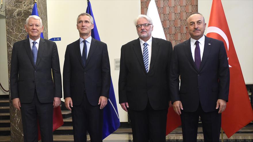 El canciller turco, Mevlut Cavusoglu (1º dcha.), participa en una cumbre de la OTAN, Varsovia, 25 de agosto de 2017.