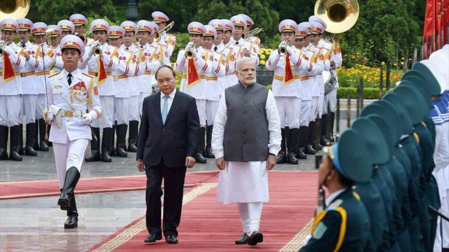 El primer ministro indio, Narendra Modi (dcha.) y su homólogo vietnamita, Nguyen Xuan Phuc, en Hanói, 3 de septiembre de 2016.