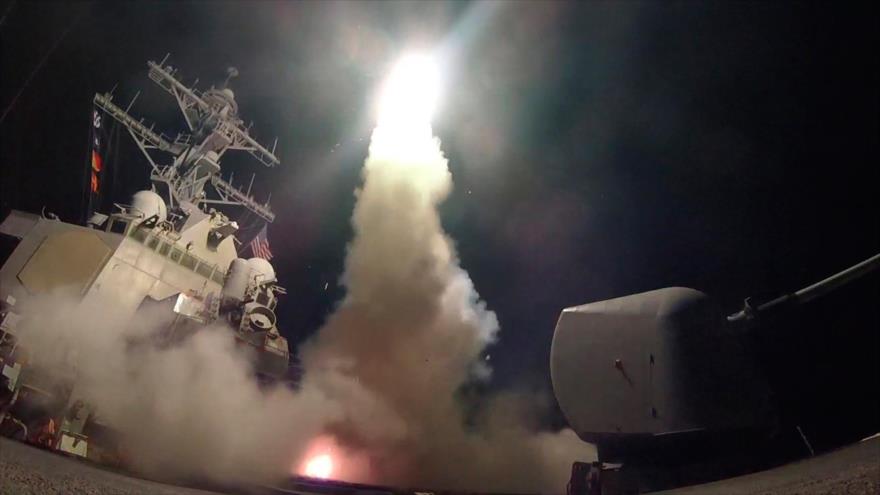 El destructor de la Marina de EE.UU., USS Porter, dispara un misil guillado durante un ejército en el Mar Mediterráneo.