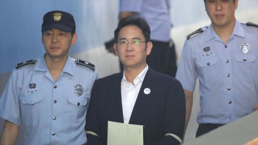 La Justicia surcoreana condena al heredero de Samsung a cinco años de prisión por corrupción.