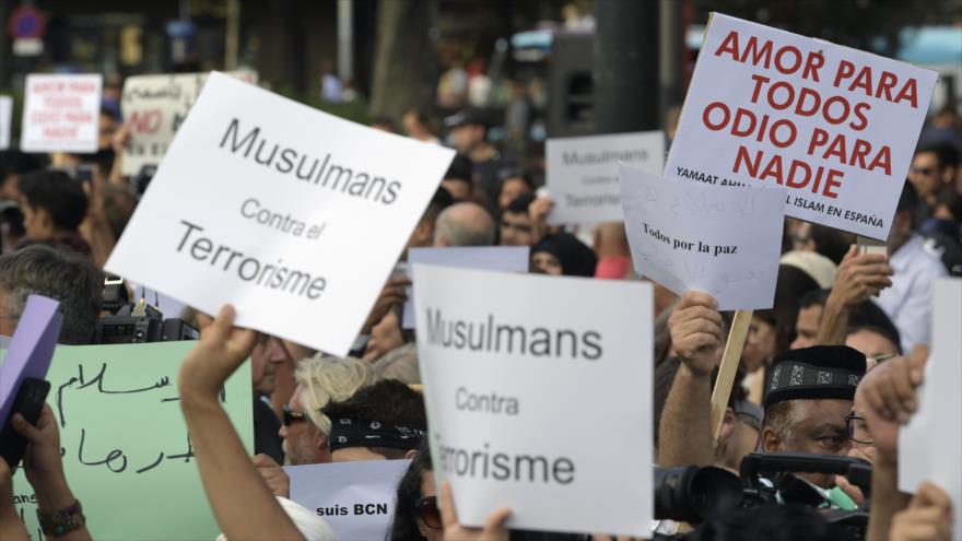 Cientos de musulmanes se manifestaron en Barcelona para protestar contra el terrorismo cuatro días después de los ataques, 21 de agosto de 2017.