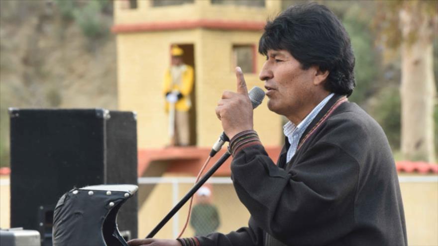 El presidente boliviano, Evo Morales, presenta su discurso en un regimiento en el departamento de Chuquisaca, 23 de mayo de 2017.