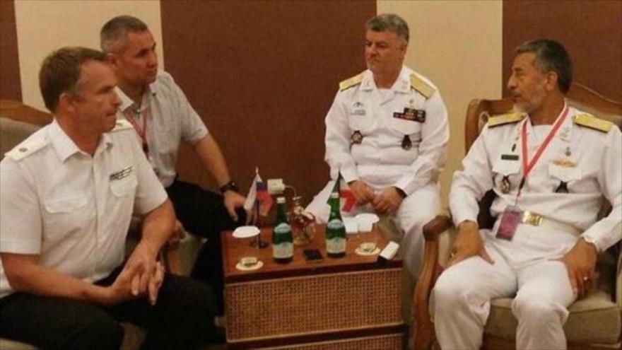 El comandante de las Fuerzas Navales del Ejército de Irán, Habibolá Sayari (dcha.) se reúne con la delegación rusa en Indonesia, 26 de agosto de 2017.