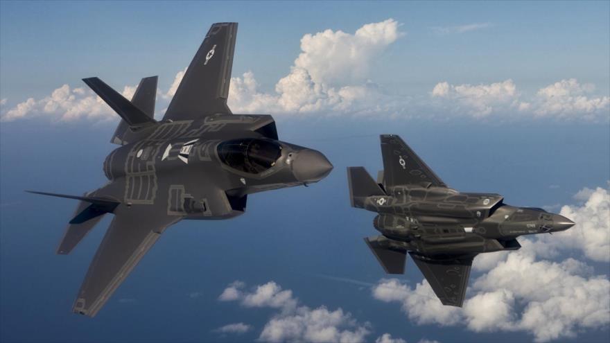 Dos cazas F-35 realizan una misión de entrenamiento.