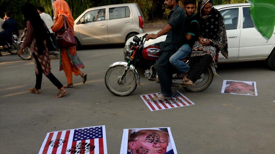 Paquistaníes queman banderas de EEUU en protestas anti-Trump