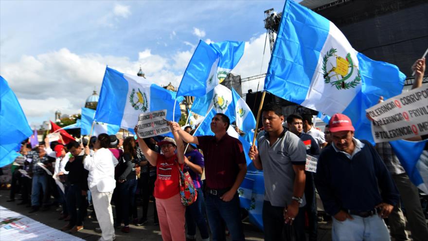Guatemaltecos piden la renuncia de Jimmy Morales por corrupción