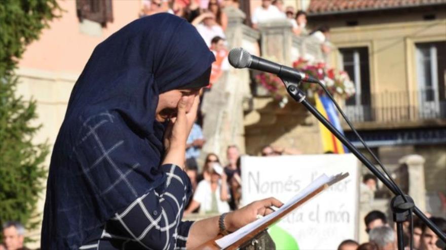 Hafida Oukabir, hermana de dos de los terroristas que atentaron en Barcelona, habla en una manifestación en Ripoll, Girona, 24 de agosto de 2017.