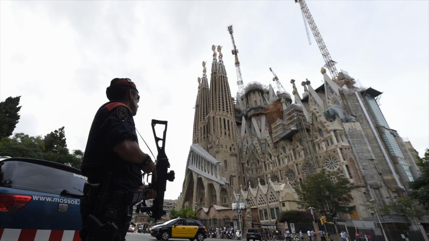 Fuerzas de seguridad custodian la basílica de la Sagrada Familia en Barcelona (noreste de España), tras los atentados en Cataluña, 19 de agosto de 2017.