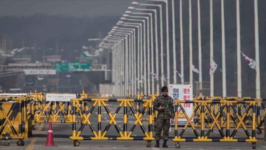 Policía surcoreano se encuentra en un puesto de control en el puente de Tongil, cerca de la zona desmilitarizada (DMZ), en Paju, 17 de marzo de 2017.