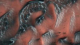 NASA fotografía bellas dunas nevadas del planeta rojo