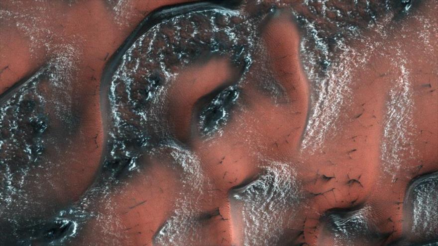 Una imagen de las dunas nevadas de Marte tomada el 24 de agosto por la nave espacial Mars Reconnaissance Orbiter.