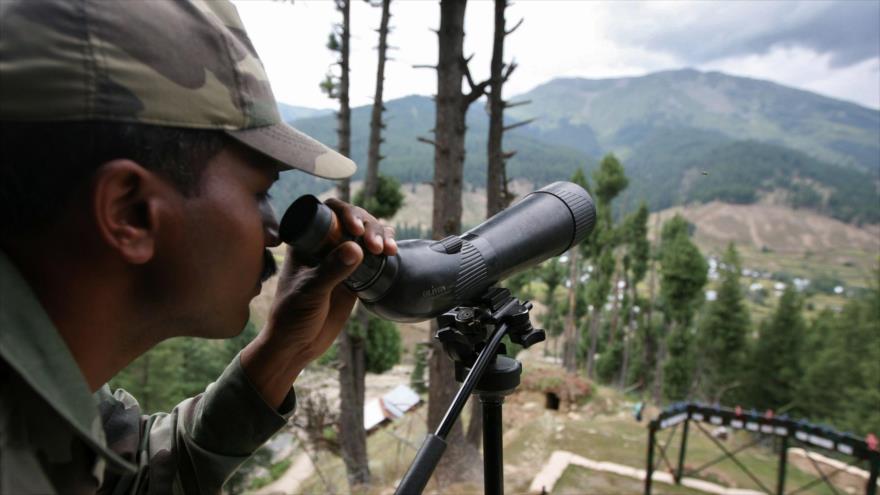Un soldado indio supervisa la región en disputa de Doklam.