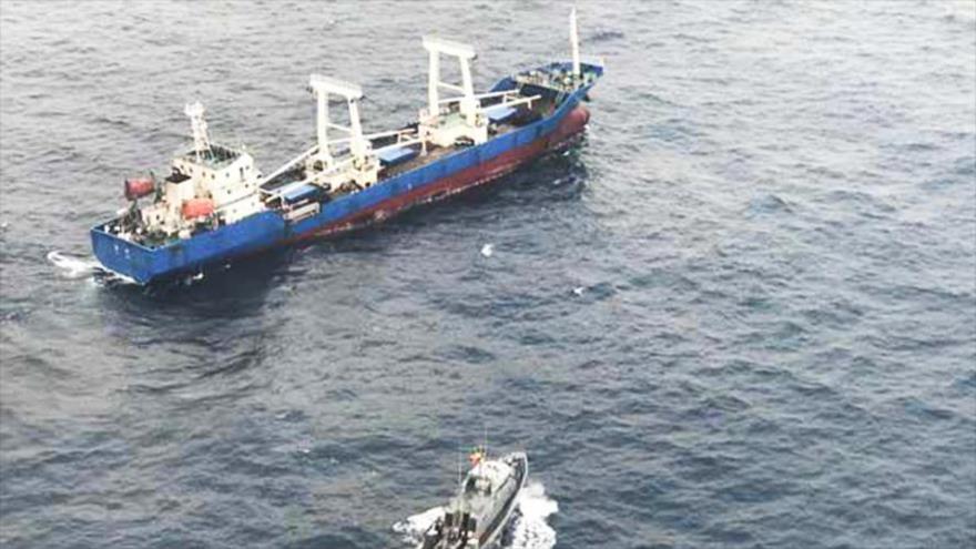 La foto publicada por la Armada de Ecuador muestra el momento de la captura del buque chino en islas Galápagos.