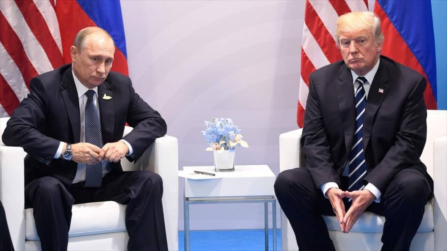 Presidentes de Rusia y EE.UU., Vladimir Putin (izda.) y Donald Trump, respectivamente, en una reunión al margen de la cumbre del G20 en Alemania, 7 de julio de 2017.