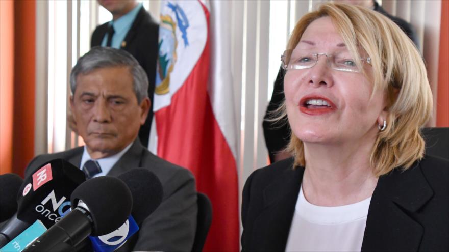 La ex fiscal general de Venezuela Luisa Ortega (drcha.), junto al fiscal general de Costa Rica, Jorge Chavarría, durante una rueda de prensa, San José, 28 de agosto de 2017.