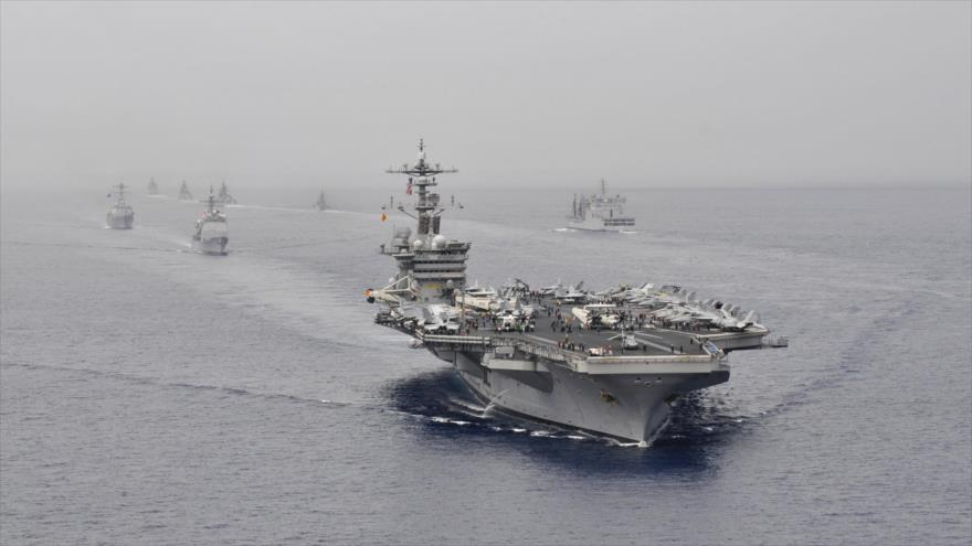 El portaaviones estadounidense USS Carl Vinson, junto a su grupo naval, surca aguas del Pacífico.
