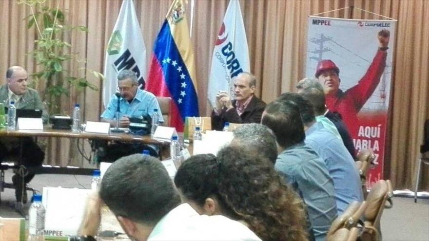 El ministro de Planificación venezolano, Ricardo Menéndez, en una reunión con los vicepresidentes sectoriales en Caracas (capital), 28 de agosto de 2017.