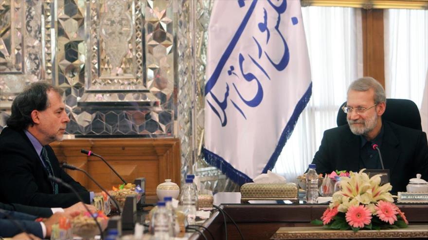 El vicepresidente del Senado chileno, Guido Girardi (izda.), se reúne con el presidente del Parlamento iraní, Ali Lariyani, Teherán, 29 de agosto de 2017.