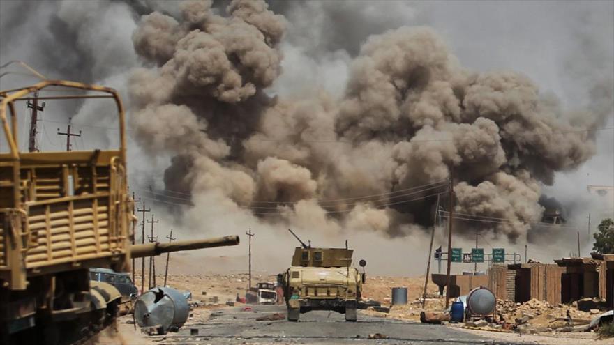 Columna de humo provocada por las operaciones de las fuerzas iraquíes hacia la aldea de Al-Ayadiyah, cerca de Tal Afar, 29 de agosto de 2017.