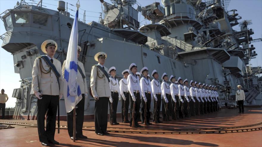 Un buque de la Armada rusa con un grupo de marineros rusos.