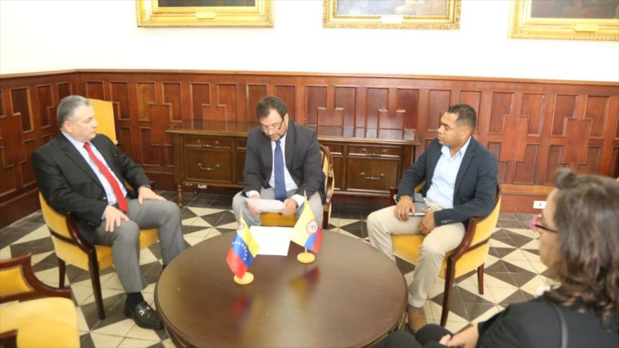 El encargado de negocios de Colombia, Germán Castañeda, recibe nota de protesta de Venezuela, 29 de agosto de 2017.