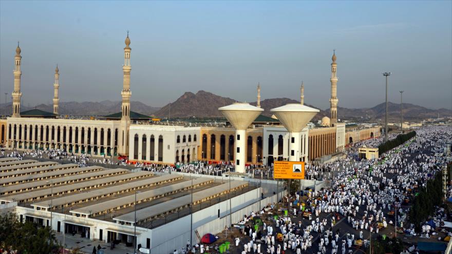 Peregrinos musulmanes se reúnen en el desierto de Arafat durante la ceremonia del Hach, en las afuera de la ciudad de La Meca ,31 de agosto de 2017.