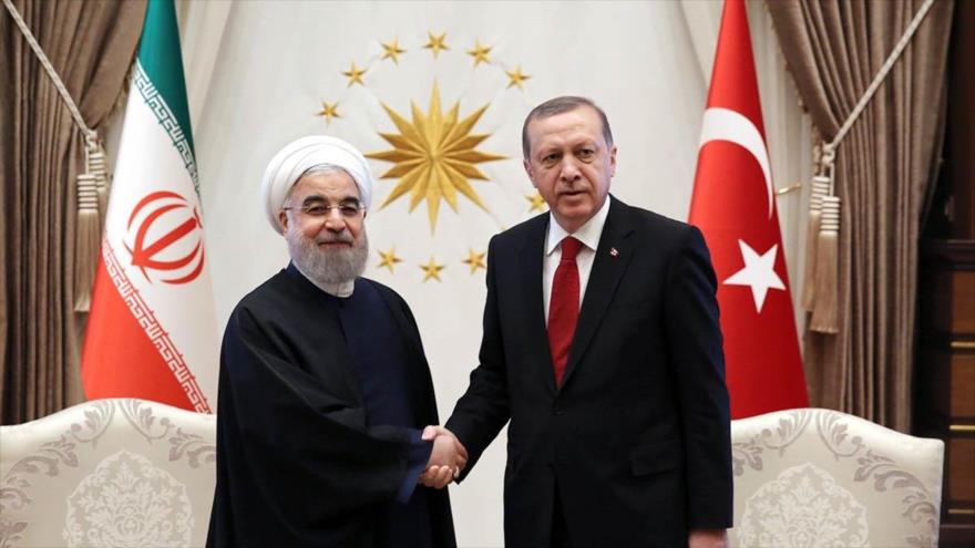 El presidente iraní, Hasan Rohani (izda.), y su par turco, Recep Tayyip Erdogan, durante una reunión en Ankara, 16 de abril de 2016.