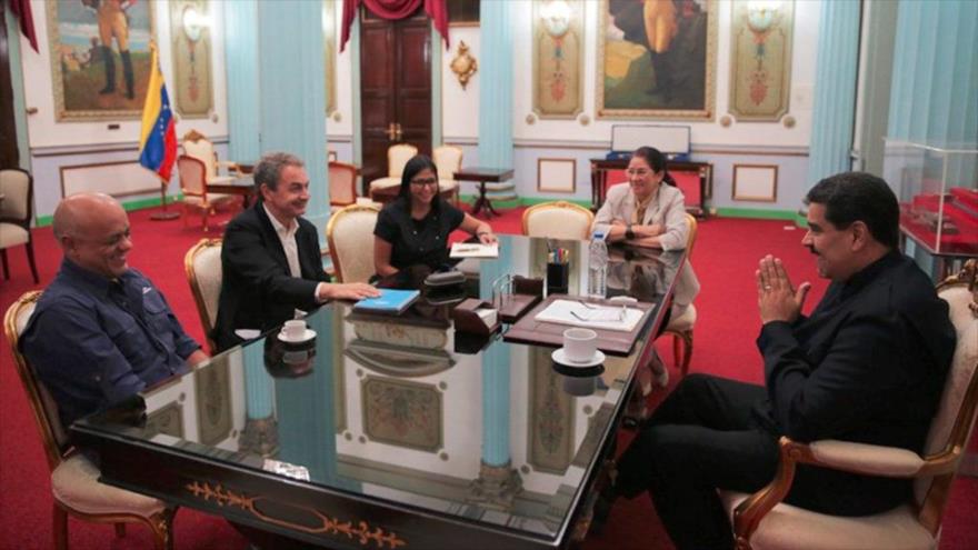 El presidente venezolano, Nicolás Maduro recibe entre otros al exmandatario español, Rodríguez Zapatero, 30 de agosto de 2017.