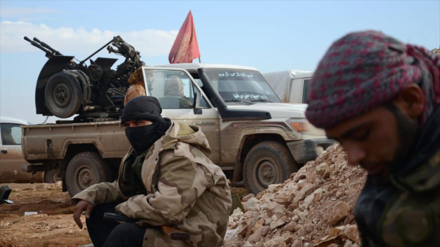 Fuerzas del Ejército Libre de Siria (ELS) se toman un descanso en medio de una batalla contra los terroristas en Al-Bab, 8 de enero de 2017.