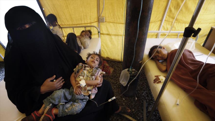 Niños yemeníes que podrían estar infectados con cólera reciben tratamiento en un hospital improvisado en Saná, la capital yemení, 5 de junio de 2017.