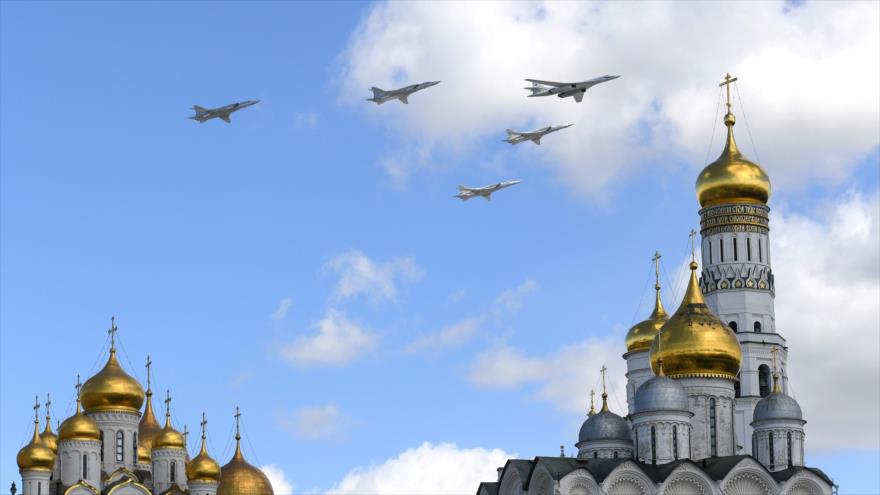 Bombarderos estratégicos Tupolev Tu-160 y Tu-22M3 pasan sobre las catedrales del Kremlin en un desfile militar en Moscú, 4 de mayo de 2017.