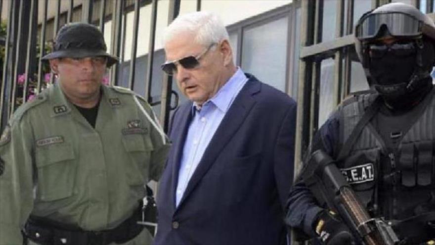 El expresidente panameño Ricardo Martinelli sale del Parlamento Centroamericano tras una sesión plenaria en la ciudad de Guatemala, enero de 2015.