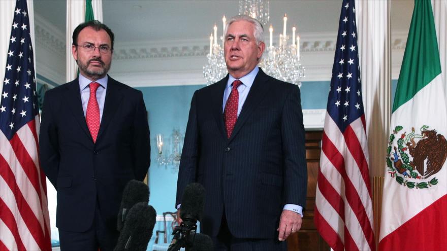 El secretario mexicano de Relaciones Exteriores, Luis Videgaray (izda.), junto a su par estadounidense Rex Tillerson, en Washington, 30 de agosto de 2017.