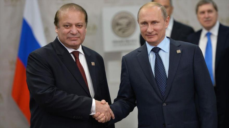 El presidente de Rusia, Vladimir Putin (dcha.), junto con el primer ministro paquistaní, Nawaz Sharif, 10 de julio de 2015.