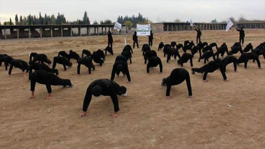 Miembros del grupo terrorista Ahrar Al-Sham realizan prácticas militares en un campo de entrenamiento en Siria.