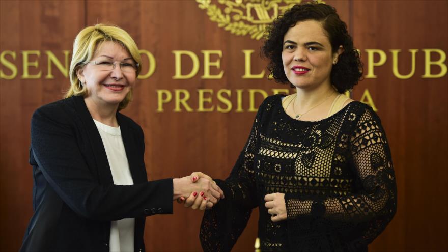 La exfiscal venezolana Luisa Ortega Díaz y la senadora mexicana Mariana Gómez se dan las manos, Ciudad de México, 1 de septiembre de 2017.