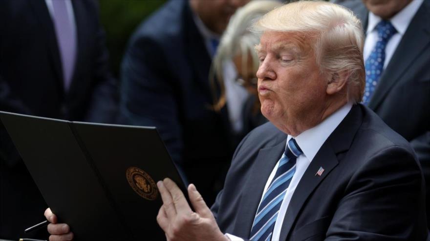 El presidente de EE.UU., Donald Trump, se prepara para firmar una orden para Promover la Libertad de Expresión y la Libertad Religiosa, mayo de 2017.