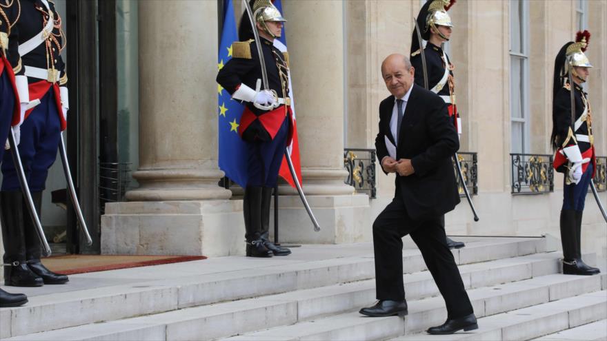 El ministro francés de Asuntos Exteriores, Jean-Yves Le Drian, llega al palacio presidencial de Elíseo, París, capital francesa, 31 de agosto de 2017.